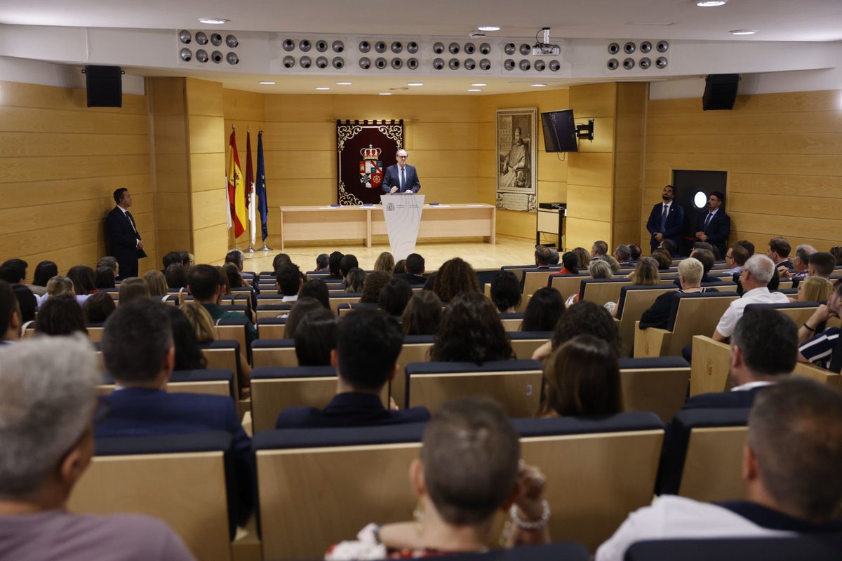 IIPPGob's tweet photo. El ministro del @interiorgob ha clausurado en #Cuenca el curso formativo del Cuerpo Superior de Técnicos de @IIPPGob
📌 Con la lección magistral del @DefensorPuebloE concluye la formación correspondiente a la #OPE2023
📌 63 profesionales han recogido el diploma acreditativo https://t.co/KAtJrzXMm2