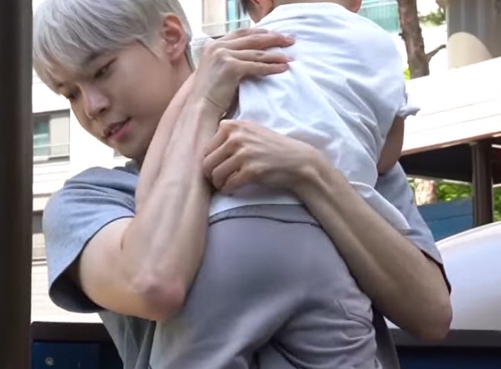 ungni22's tweet photo. 와....
팔보고 지금 정신나가기1초전됨 https://t.co/y5L8vDNUKg