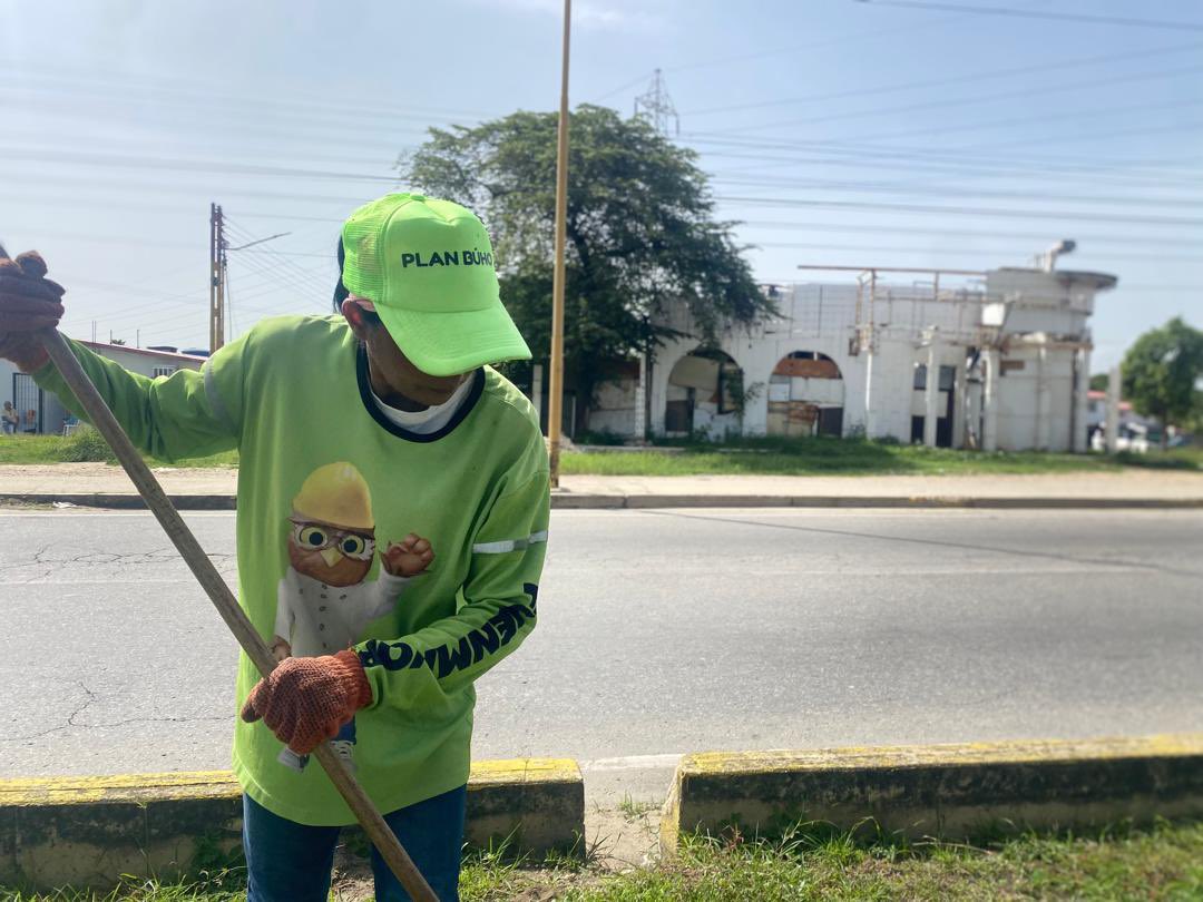 Te mostramos el trabajo realizado en La Av. principal de la Comunidad Boca de Río, parroquia Rafael Urdaneta, con labores de barrido profundo, desmalezado y la recolección de desechos vegetales.

<a href="/NicolasMaduro/">Nicolás Maduro</a> 
<a href="/delcyrodriguezv/">Delcy Rodríguez</a> 
<a href="/JosueLorcaV/">Josué Lorca Vega</a> 
<a href="/rafaellacava10/">Rafael Lacava</a> 
<a href="/JFuenmayor_PSUV/">Julio Fuenmayor</a>