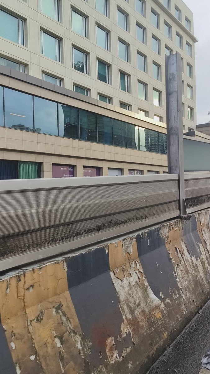 Devang7's tweet photo. मी Radisson sv rd च्या पुढे mtnl जवळ गोरेगाव फ्लायओव्हर लक्षात आणून देऊ इच्छितो.या उड्डाणपुलाच्या बॅरिकेड्सवर ची चोरी होत असून, त्या बदल आपणास विनंती आहे की कृपया ताबडतोब कारवाई करावी अन्यथा काही व्हिडीओ आणि फोटो जोडलेले प्रवासी उड्डाणपुलावरून पडतील https://t.co/khgT7MTEW7