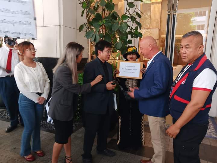 16/7/67 ยื่นหนังสือ 3 สถานที่ สถานทูตอเมริกา และที่ EU สุดท้ายที่ Un ให้ตรวจสอบ การเสียชีวิตของหนอนบุ้ง เนติพรเสน่ห์สังคม และ ต้องคืนสิทธิ์การประกันตัว ให้กับนักโทษทางความคิด ที่ยังถูกคุมขังอยู่ในเรือนจำ #ปล่อยเพื่อนเรา #ยกเลิกม112