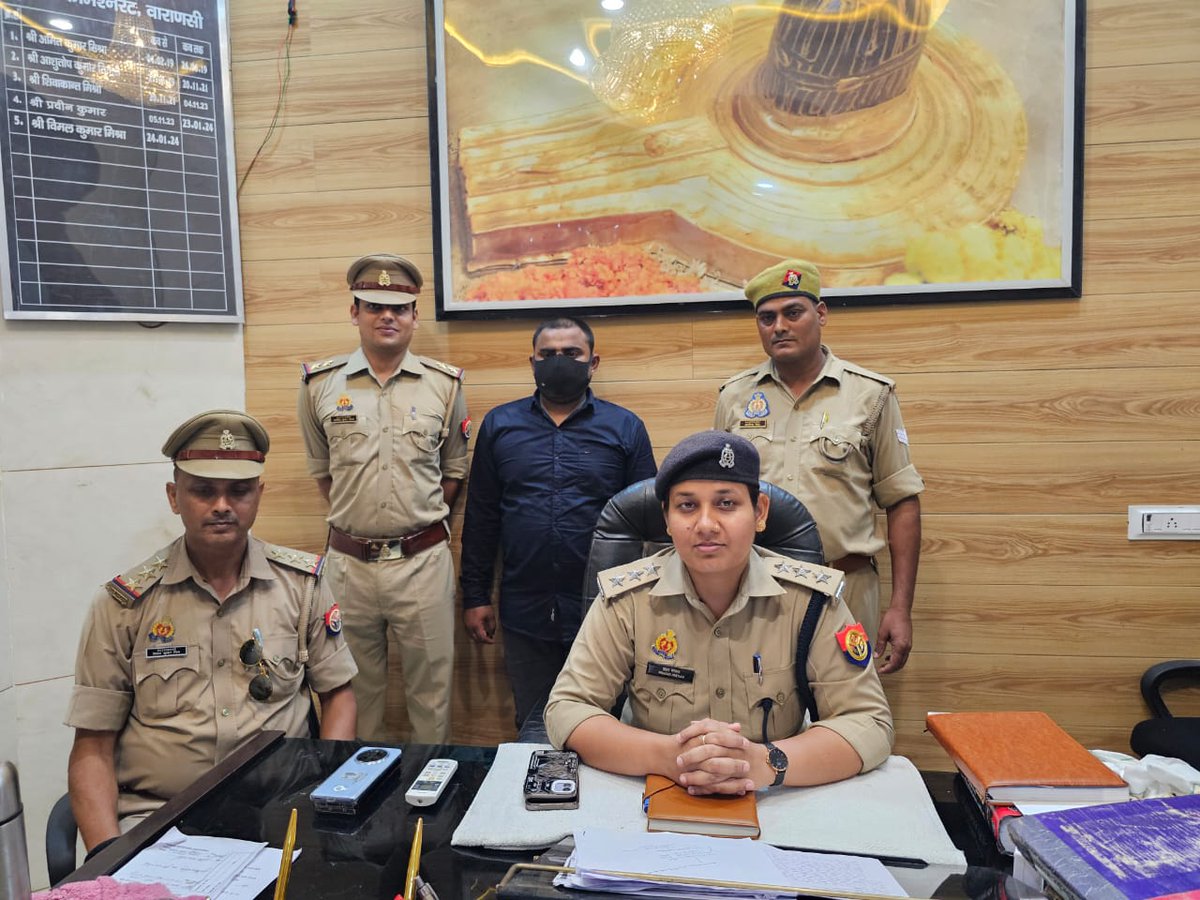 दिनांक 30.06.2024 को मीरघाट थानाक्षेत्र दशाश्वमेध में फायरिंग कर लोगों को घायल कर क्षेत्र में दहशत व्याप्त करने वाले एक और अभियुक्त शिवम शर्मा को अवैध देशी असलहा के साथ थाना चौक पुलिस ने किया गिरफ्तार #UPPolice #PoliceCommissionerateVaranasi #DCP_Kashi_Vns