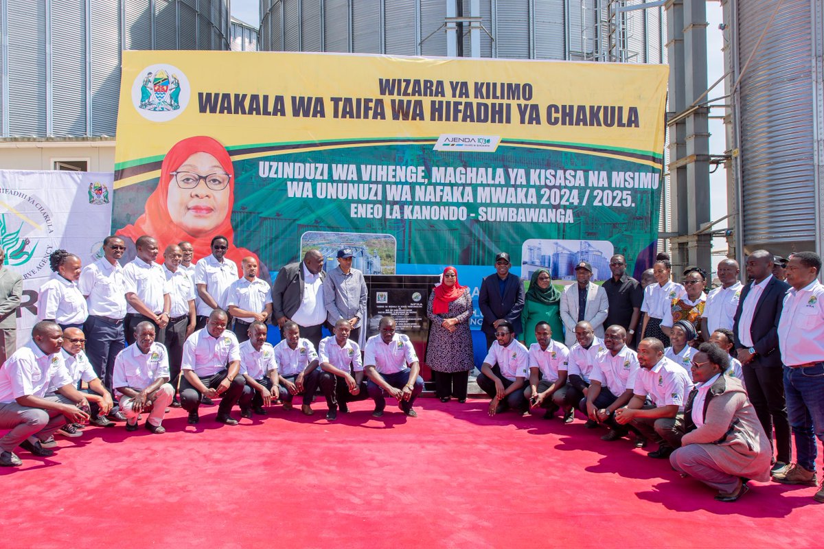 Baada ya kufanikisha uwepo wa maafisa ugani na upatikanaji wa mbolea ya ruzuku kwa wakulima wetu nchini, tunaendelea na kazi ya kuwahakikishia upatikanaji wa masoko na hifadhi ya uhakika ya mazao. 

Nikiwa mkoani Rukwa mchana huu nimekabidhi rasmi vihenge na maghala mapya ya