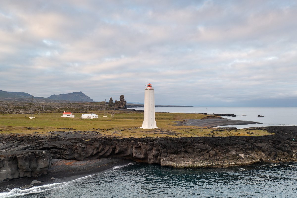 IcelandProTrvl's tweet photo. The imposing Malarrif lighthouse, which stands majestically on the rugged coast of Snæfellsnes, offers breathtaking views over the wild Atlantic Ocean and the mystical landscape✨
©Tómas Freyr - Markaðsstofa Vesturlands #malarrif #malarrifsviti #icelandprotravel https://t.co/2uql3Z0d67