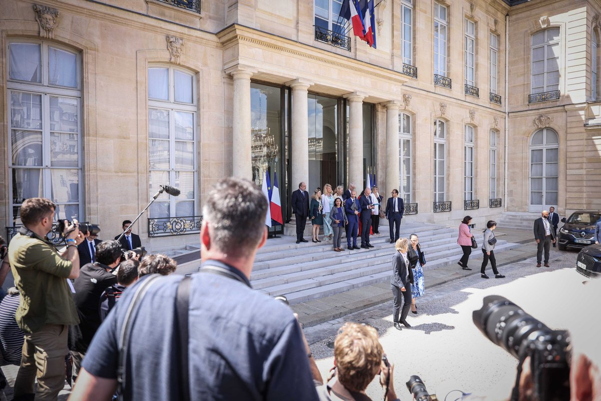 SebastienToubon's tweet photo. Les membres du gouvernement @GabrielAttal sortent en groupe du dernier conseil des ministres à @Elysee 📷Sébastien Toubon https://t.co/xnSoFYvURe