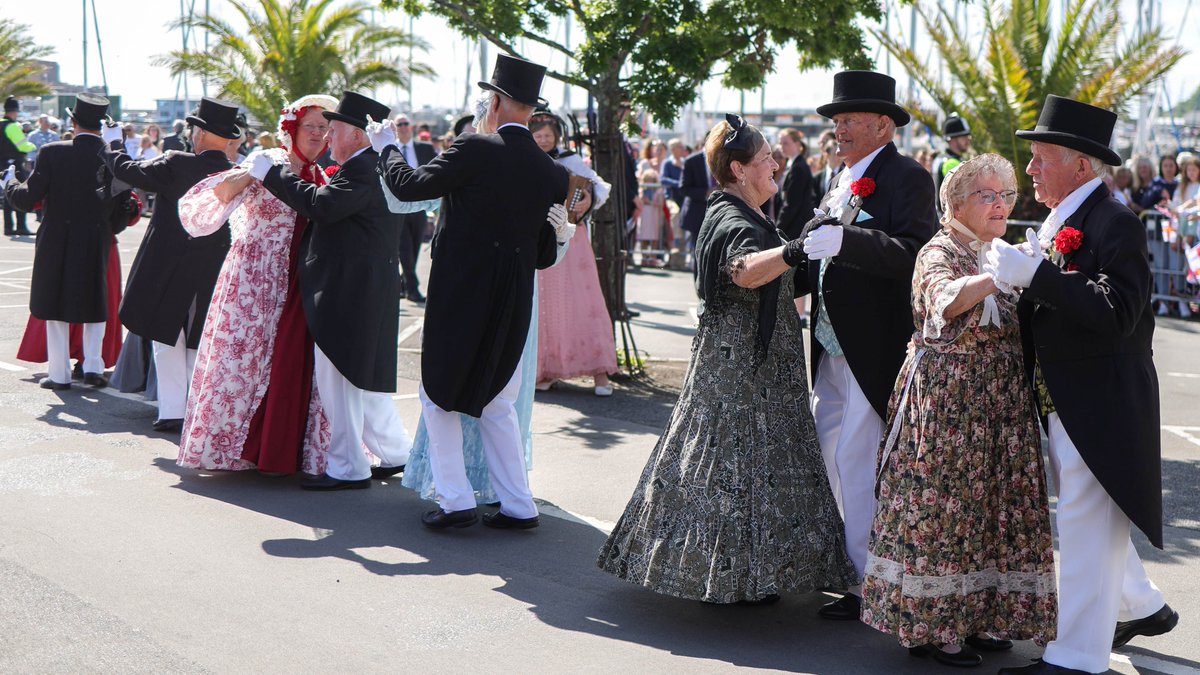 RoyalFamily's tweet photo. 🇬🇬 A spectacle of Guernsey culture and heritage!  

📷🍻 The King and Queen have met local exhibitors and community groups on Crown Pier, including traditional Guernsey dancers and the island’s newly formed Nature Commission.