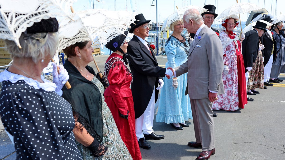 RoyalFamily's tweet photo. 🇬🇬 A spectacle of Guernsey culture and heritage!  

📷🍻 The King and Queen have met local exhibitors and community groups on Crown Pier, including traditional Guernsey dancers and the island’s newly formed Nature Commission.