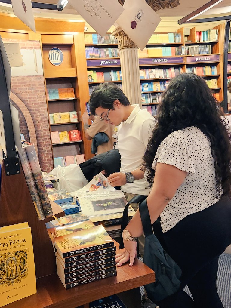 RespiraArg's tweet image. La librería más linda de Argentina 😍 

El Ateneo Grand Splendid