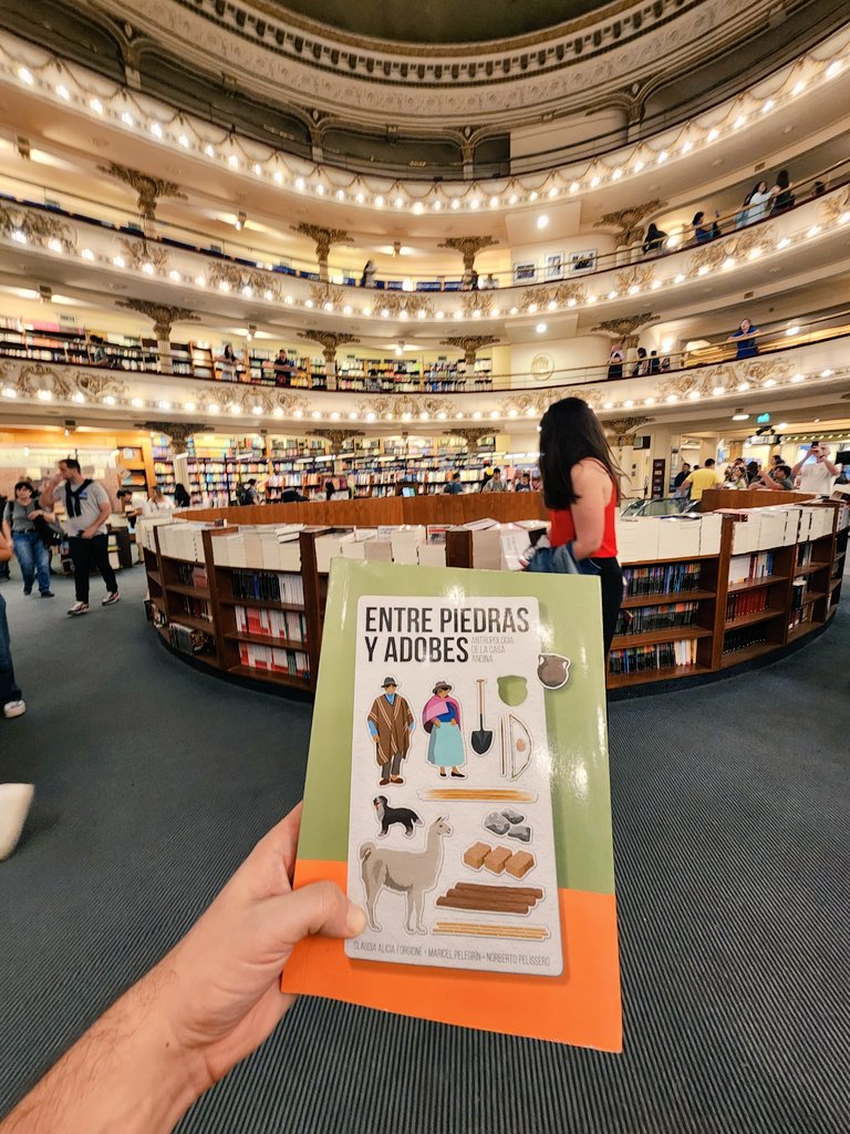 RespiraArg's tweet image. La librería más linda de Argentina 😍 

El Ateneo Grand Splendid