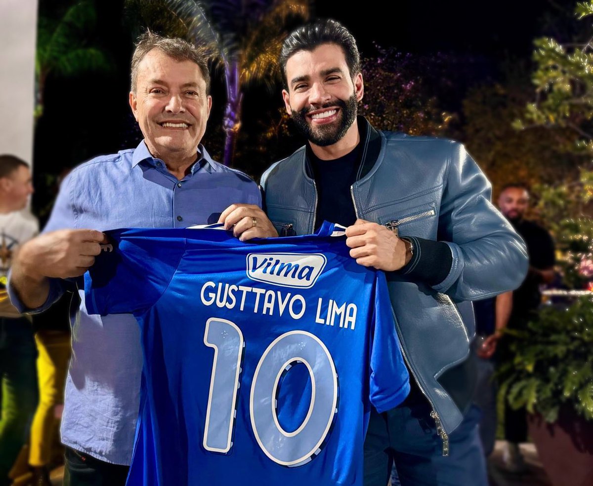 Cruzeiro's tweet photo. Confraternização do time 🤝
Ontem tivemos um momento muito especial para unir e fortalecer os vínculos do nosso elenco! 

O evento contou com a presença ilustre do cantor cruzeirense Gusttavo Lima, que foi presenteado com uma camisa do Cabuloso e se tornou @socio5estrelas! ⭐️

Juntos em um só objetivo!