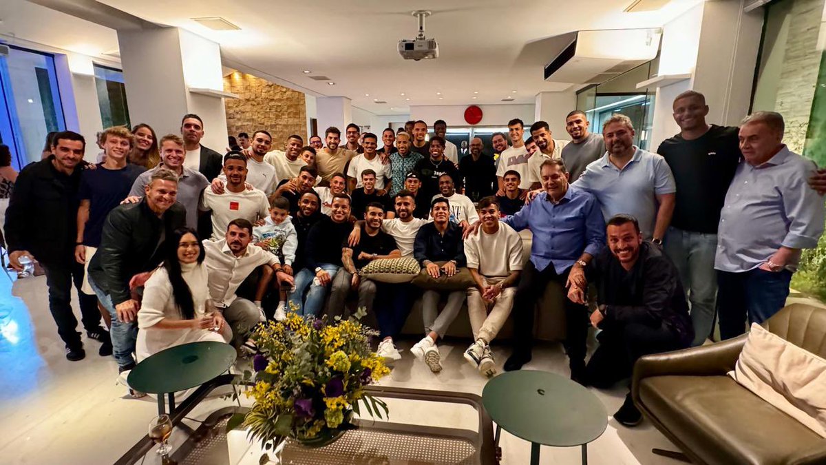 Cruzeiro's tweet photo. Confraternização do time 🤝
Ontem tivemos um momento muito especial para unir e fortalecer os vínculos do nosso elenco! 

O evento contou com a presença ilustre do cantor cruzeirense Gusttavo Lima, que foi presenteado com uma camisa do Cabuloso e se tornou @socio5estrelas! ⭐️

Juntos em um só objetivo!