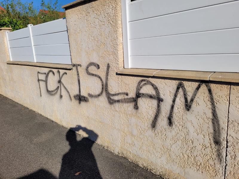 CerfiaFR's tweet photo. 🇫🇷 FLASH | "Fck Islam", "Israël vaincra" ou encore "Bleu Blanc Rouge" ont été tagués par deux individus cagoulés sur la maison de Nourdine, un habitant de Corbas en région lyonnaise, vers 3 heures du matin. La gendarmerie aurait refusé de prendre les empreintes des deux auteurs après la plainte de Nourdine, selon son épouse. (CF / Le Progrès)
