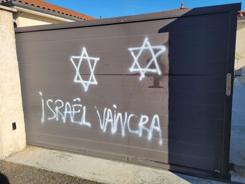 CerfiaFR's tweet photo. 🇫🇷 FLASH | "Fck Islam", "Israël vaincra" ou encore "Bleu Blanc Rouge" ont été tagués par deux individus cagoulés sur la maison de Nourdine, un habitant de Corbas en région lyonnaise, vers 3 heures du matin. La gendarmerie aurait refusé de prendre les empreintes des deux auteurs après la plainte de Nourdine, selon son épouse. (CF / Le Progrès)
