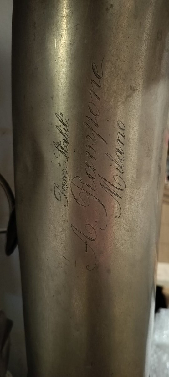 lisaquac81's tweet photo. Questo bimbo della #Ramponi #Milano riposa tra una cantina e l'altra della mia famiglia da quasi un secolo.
Credo sia un #saxbasso o #baritono ma non ne so molto. Qualcuno saprebbe darmi una datazione o valutazione, ad occhio? O ha contatti utili? Vorrei farlo restaurare.
Grazie https://t.co/hyrYqu82A9
