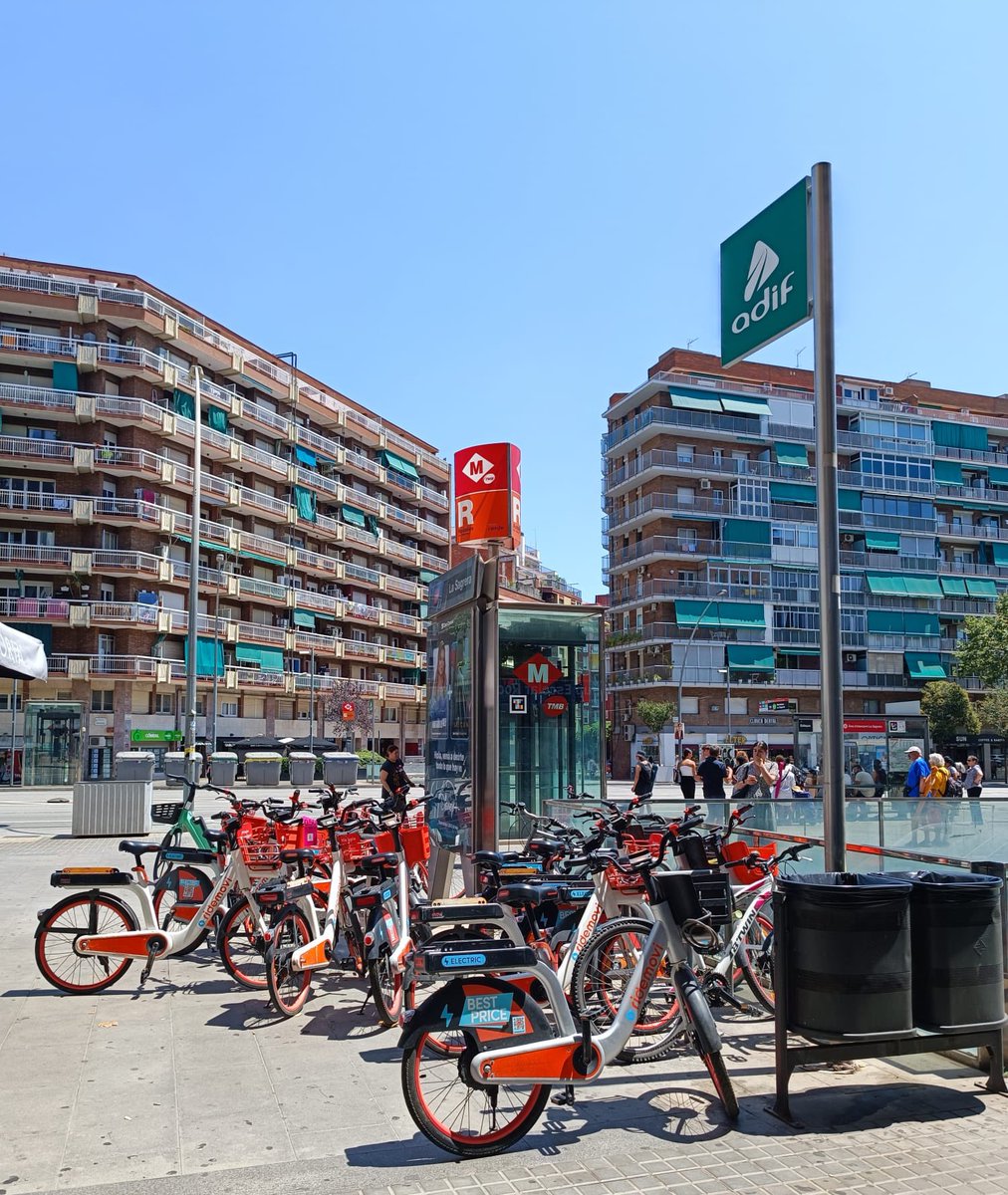 _Nhorah's tweet photo. @RideMovi 
Hi! We have about 20 bicycles badly parked next to a metro stop in Barcelona. Who do we have to contact to make a complaint? They clearly do not comply with the parking regulations and make it difficult for pedestrians to move around. https://t.co/ax7duEs3Hg