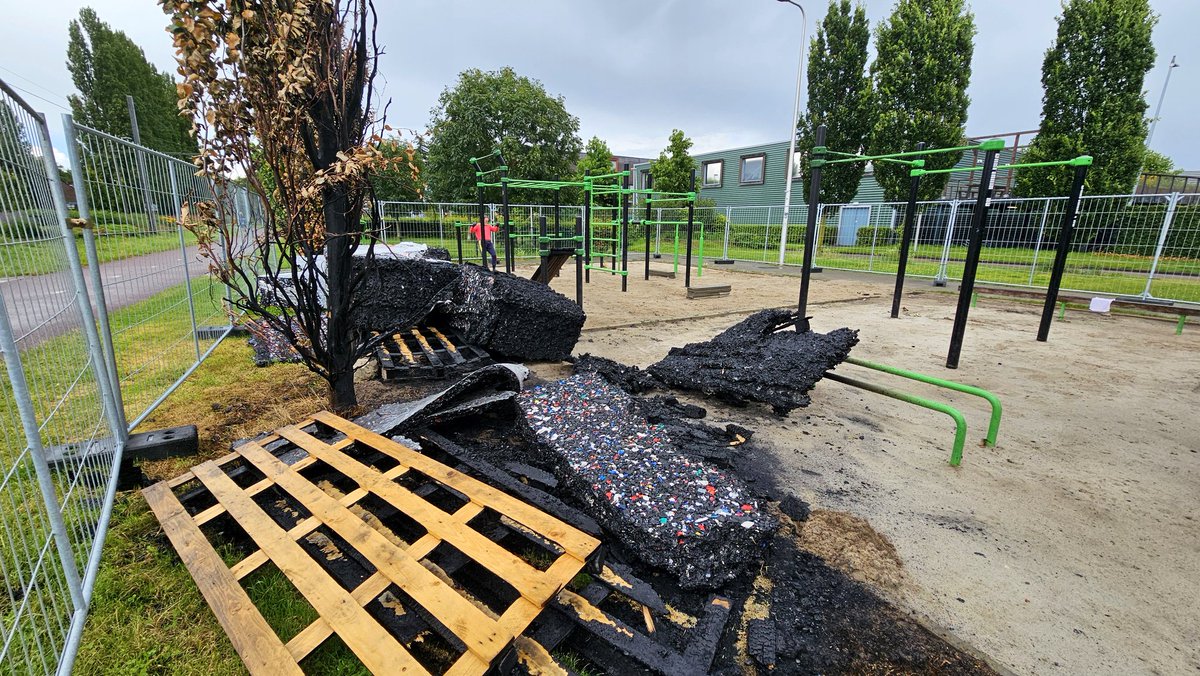 EricRoeske's tweet photo. Het immens populaire work-out station aan de Oosterspoorbaan wordt gerenoveerd. Een of meerdere hersenlozen dachten  'de fik erin' #kansloos https://t.co/NCFnkxyC8j