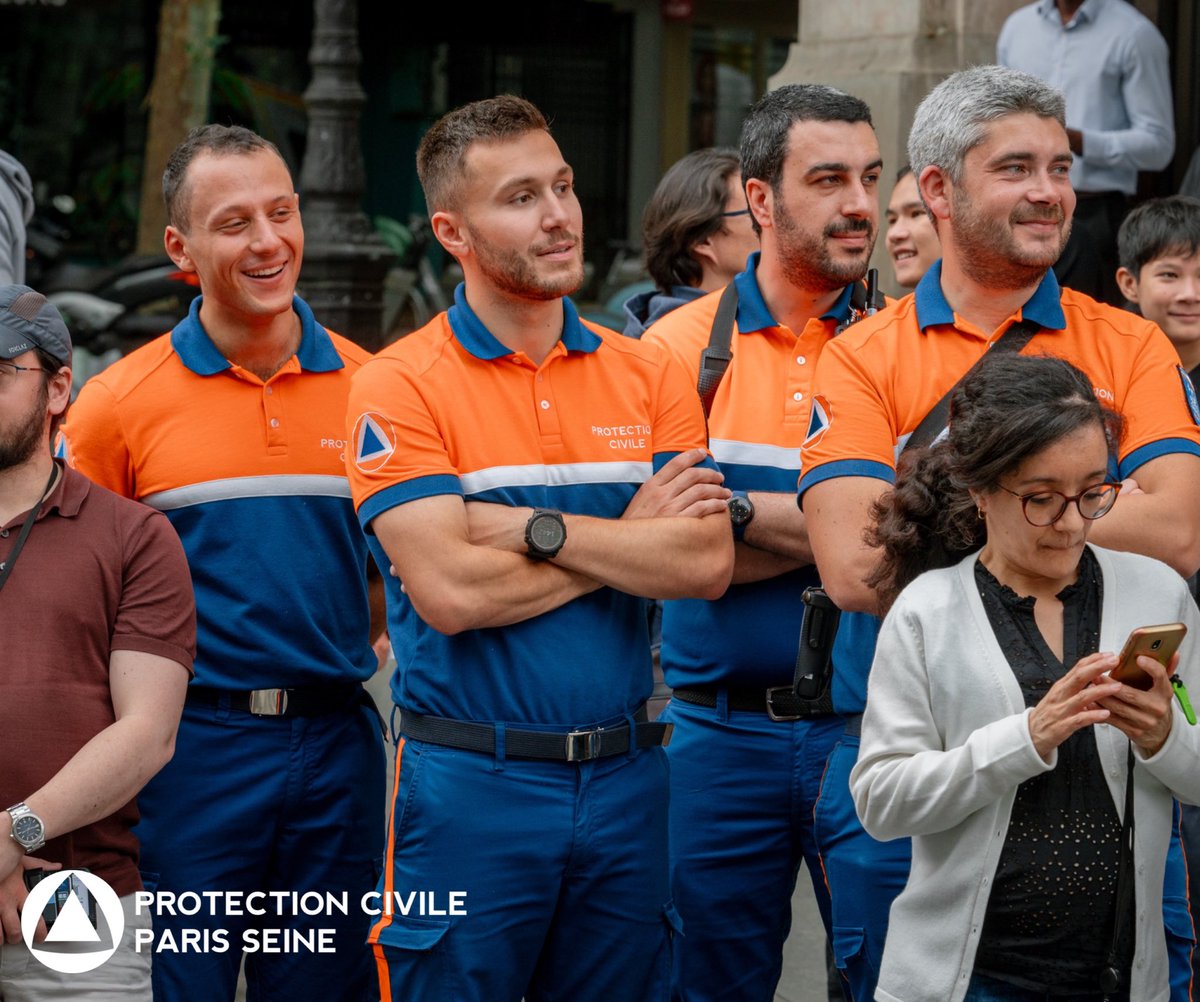 ProtecParis15's tweet photo. Nos secouristes veillaient sur les spectateurs (et sur la Flamme 🔥) lors du Relais de la Flamme à Paris pour le #14Juillet 🇫🇷🎉 https://t.co/qETPFkAxwP