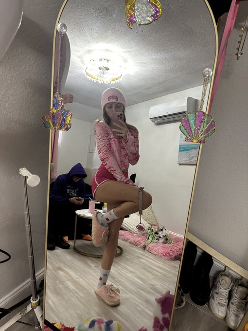 Fighting the 🌧️ sadness with pink power 💖💓💕 https://t.co/Wfxo39crlJ