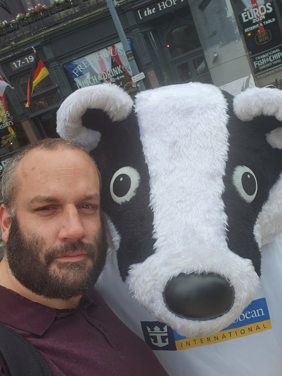 Stewart Murphy (@stewartmurphy81) on Twitter photo Paid a visit to <a href="/jdwtweetsuk/">JD Wetherspoons</a> in Hammersmith and anded up having a pic taken with Billy The Badger from <a href="/FulhamFC/">Fulham Football Club</a> #footballday Paid a visit to <a href="/jdwtweetsuk/">JD Wetherspoons</a> in Hammersmith and anded up having a pic taken with Billy The Badger from <a href="/FulhamFC/">Fulham Football Club</a> #footballday