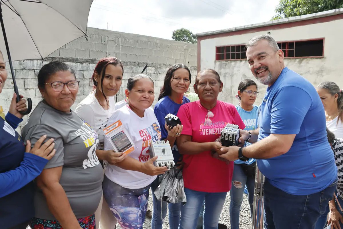 Aprovechamos para hacer entrega a líderes de la Urb. La Garza de un motor de 5Hp acoplado a una bomba modelo W/14A con una producción aproximada de 7 litros por segundos. Y también cumplimos con la entrega de los componentes eléctricos para la activación del pozo de  Altamira.