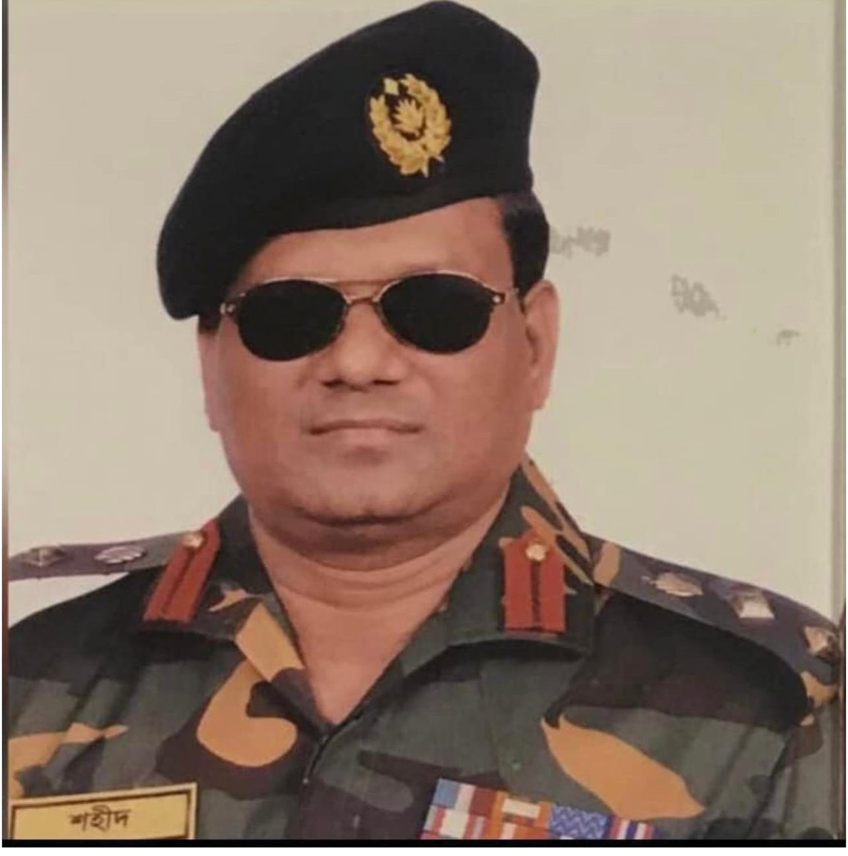 বিপ্লবীদের খালী হাতই হলো আল্লাহর অস্ত্র। যুগে যুগে এভাবেই গণঅভ্যূথান সফল হয়েছে। এখন কোন ধরণের ফালতু কথা বলে মাফিয়া হাসিনাকে সুযোগ করে দিবে না। যদি প্রয়োজন হয়, তবে আল্লাহই যেকোন অস্ত্র দিয়ে দিবেন। মনে রাখতে হবে যে, আমরা এক পা মাঠে নামলে আল্লাহ ১০ পা এগিয়ে দিবেন। এখন কোন দল