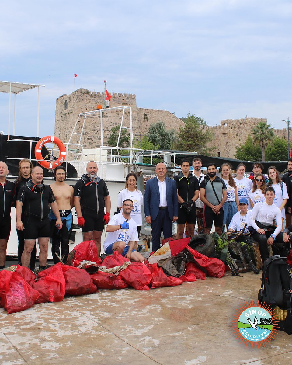 Belediye Başkanımız Metin Gürbüz, Belediye Başkanlığımız, Sinop Eğitim Programları Evrensel Ve Kültürel Aktiviteler Derneği, Sinop Üniversitesi Su Altı Teknolojisi akademisyen ve öğrencileri iş birliği ile düzenlenen deniz dibi temizliği etkinliğine katıldı.