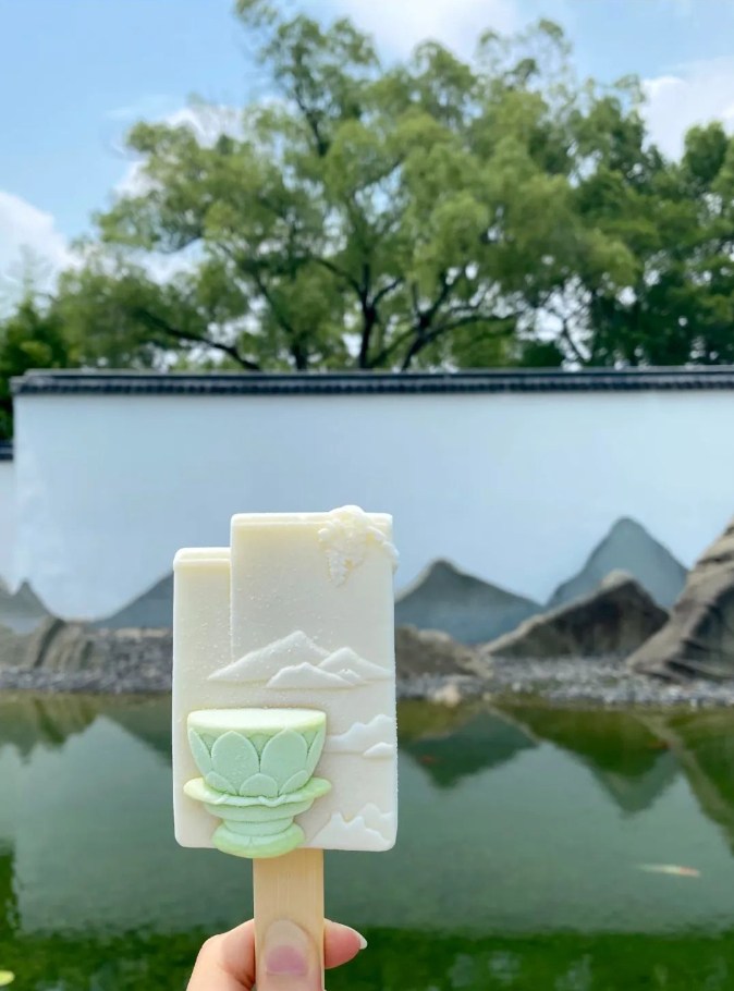 ChinaPearl52076's tweet photo. Feeling the July heat in Suzhou? Cool down with the Suzhou Museum's "Flavor of National Treasures" popsicle! Rich milk and refreshing green tea-lotus flavors make it perfect for summer. #summer #Suzhou #SuzhouMuseum #IceCream https://t.co/Opf1N2yAh3