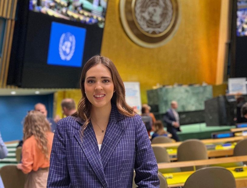 eqronomia's tweet photo. @virginia_hdzv, titular de la @SejuveQro, presentó el Informe Subnacional Voluntario en el Foro Político de Alto Nivel de la ONU, que se realiza en Nueva York, Estados Unidos.
https://t.co/9uGyIx0dXc https://t.co/1gMEY5kZt5