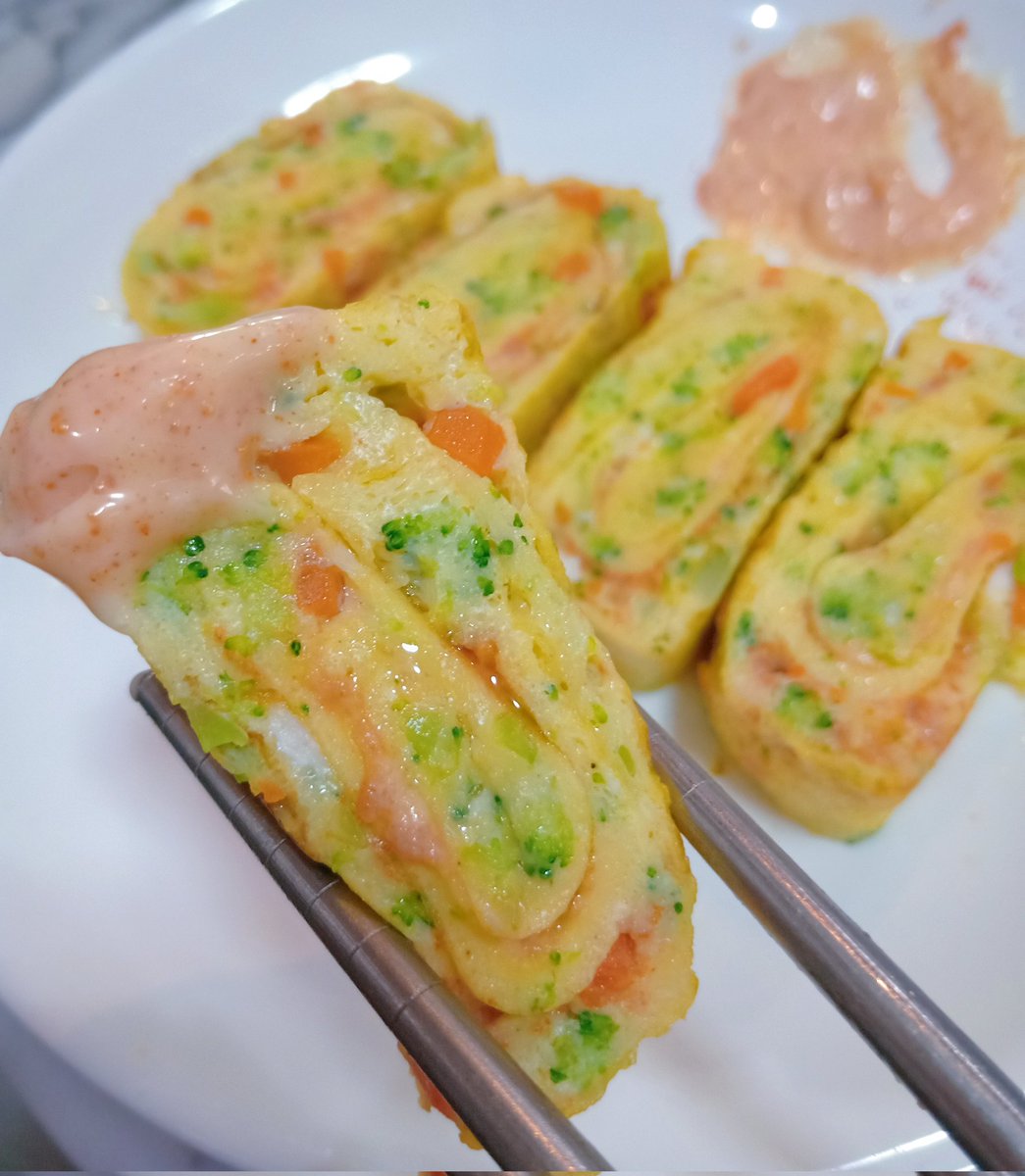 IDL_K869's tweet photo. [X] 
🥦 : ข้าวเย็นง่ายๆครับ ไข่ม้วนบร็อคโคลี่แครอท 🥦🥕 https://t.co/ozKHp0NTYy