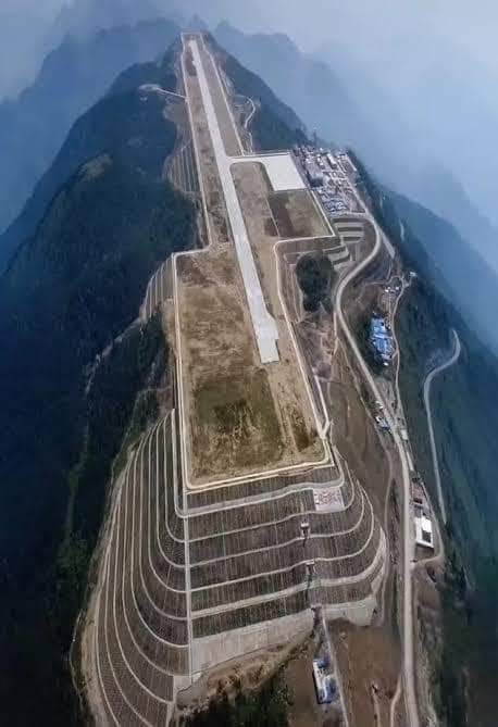 چین کا ایک ایئرپورٹ جو بلند ترین پہاڑی سلسلہ کی چوٹی پر تعمیر کیا گیا ہے 
ایئرپورٹ سطح سمندر سے  6 ہزار فٹ اونچائی پر واقع ہے

Another amazing Chinese airport where workers have moved mountains to build a new airport, quite literally.

Workers in Chongqing needed to  flattened th