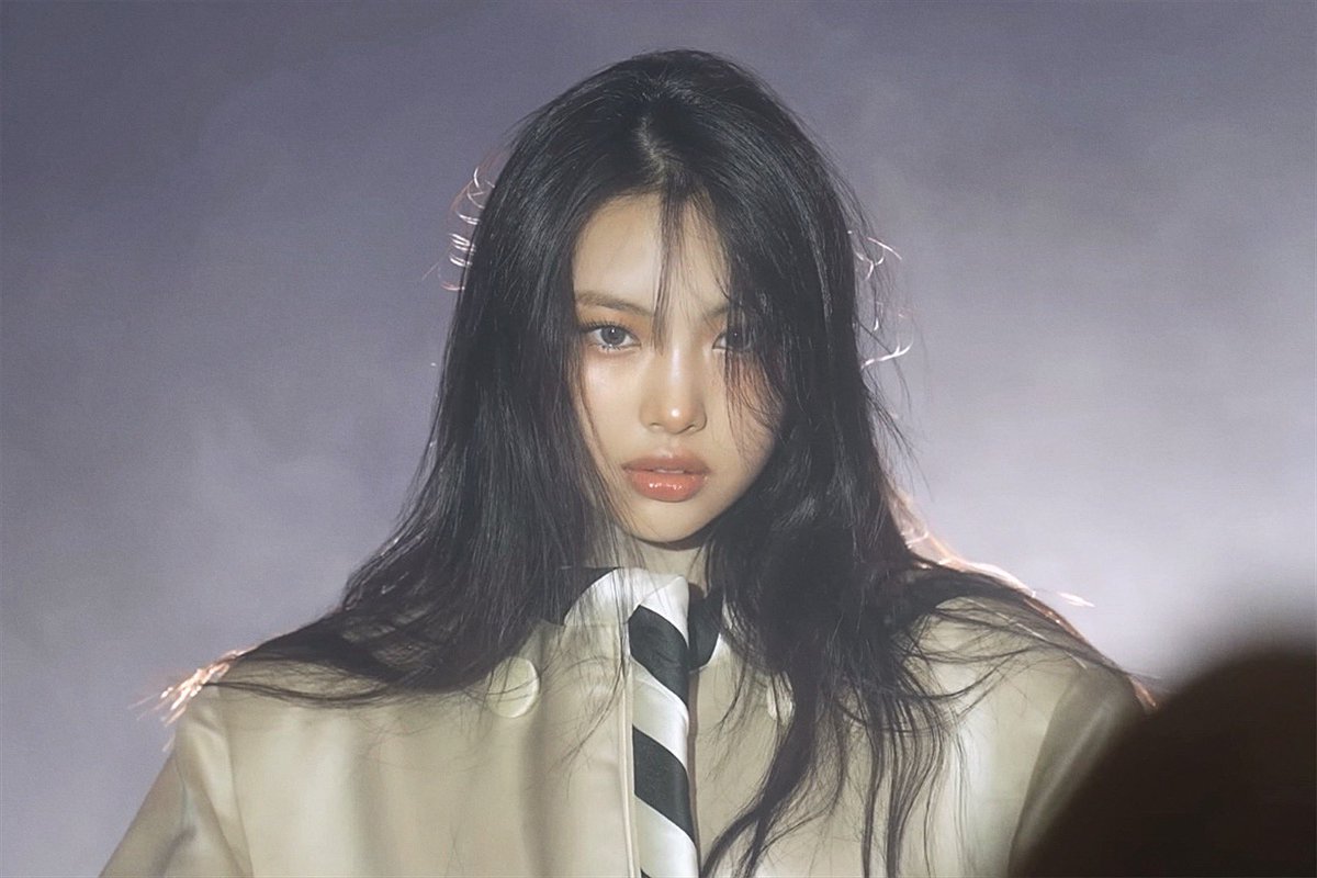 hyeinsters's tweet image. aura.