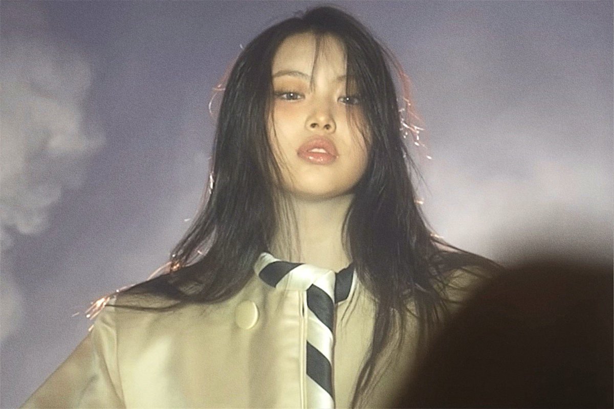 hyeinsters's tweet image. aura.