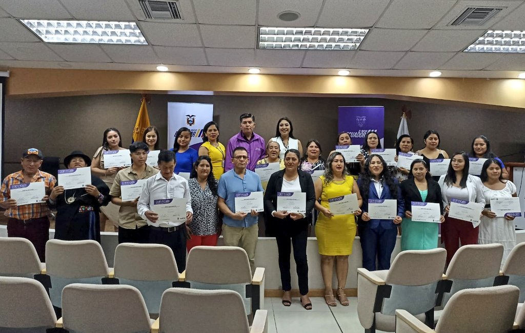 secap_ec's tweet photo. #SecapZona7 | Se realizó la entrega de certificaciones por competencias laborales a 36 recicladores de base conforme al convenio #SecapBID.
El acto se contó con la presencia de la directora zona 7 y del Gobernador de Zamora Chinchipe, Francisco Mesías Hidalgo. 💯
#HuellaSecap https://t.co/AFQBslVnsk