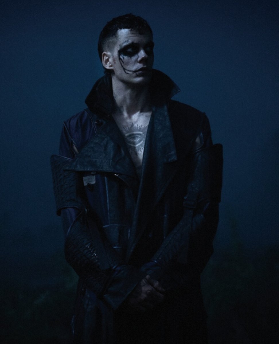 FOTO exclusiva de Bill Skarsgård como Eric Draven em #TheCrow | via <a href="/totalfilm/">Total Film</a>