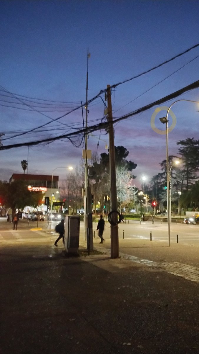 Buen día <a href="/Muni_provi/">Muniprovi</a> Ojalá puedan apoyarnos con la reparación de esta luminaria fundida que lleva varios meses así. Ubicada en Plaza Pedro de Valdivia esquina Pedro de Valdivia. Saludos.