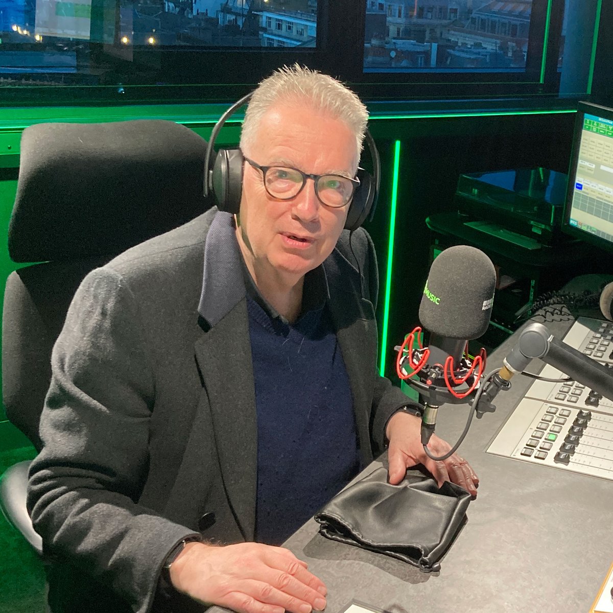 A few additional recommendations from Fresh On The Net's full inbox 537 last week
soundcloud.com/tomrobinson/se…
Featuring tunes from <a href="/AudioBeau/">Beau Audio</a> <a href="/ScratchRockLTD/">SCRATCH ROCK</a> <a href="/Fritillaries_/">Fritillaries</a> <a href="/JuliaCBdales/">Julia Dales</a> <a href="/lucyleaveband/">The Band Lucy Leave says CEASEFIRE NOW</a> <a href="/MerylStreek/">Meryl Streek</a> <a href="/redshifthdlts/">redshiftheadlights</a> #tashkezar and <a href="/TIJ70729230/">TIJ / Barry Snaith</a> with <a href="/ToriaGarbutt/">Toria Garbutt</a>. Enjoy!