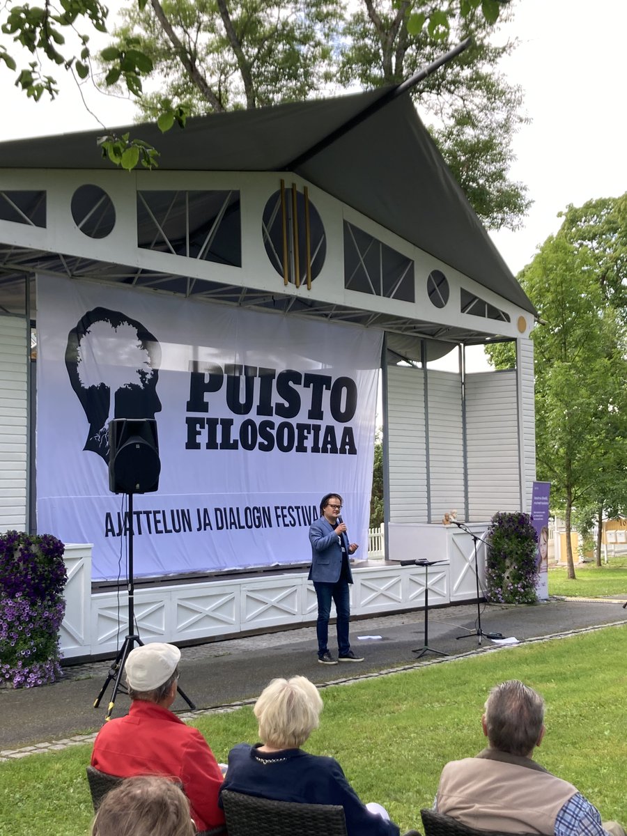 Puistofilosofia's tweet photo. Sivistys ei ole vain kirjaviisautta. Avajaispuheet käsittelivät sivistyksen merkitystä sekä erilaisia tekijöitä, joita sivistys tarvitsee. Puheissa nostettiin esiin sivistyksen ja yhdenvertaisuuden kytköksiä sekä aitoon ymmärrykseen tähtäävän dialogin tärkeyttä. #puistofilosofia https://t.co/J8JltKSlgd