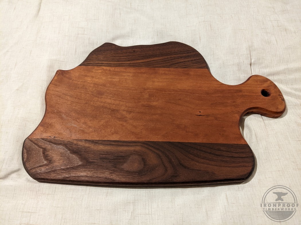 ironprooftimber's tweet photo. Always fun making charcuterie boards with nice contrasting wood. Cherry &amp; Walnut for the win ;) ;)

#ironprooftimberworks #charcuterieboard #woodworking #walnut #cherry #freehand https://t.co/AlMnUaEAwG