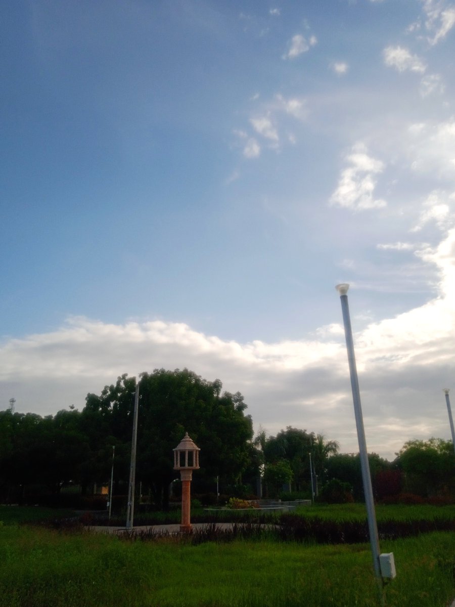 Mira_11147's tweet photo. તું આવ અષાઢી સાંજે કે,
વરસાદ બનીને મળવું છે...
તું આવને મારા આકાશે,
ચોમાસું આખું ઉડે છે...
🌧💌😍
#GoodEvening
#Selfclick
#NatureBeauty
#vibe https://t.co/HTcuPgX0HX