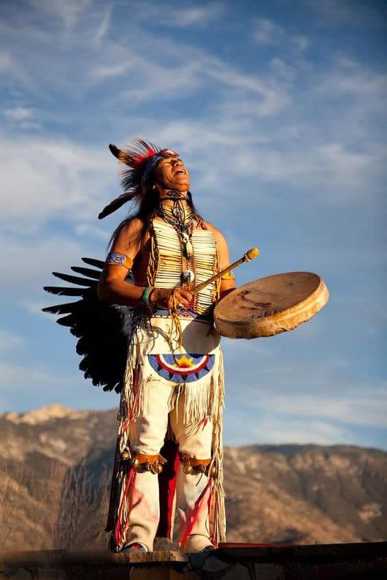 ChitkwesuManetu's tweet image. Every bead, feather, and story carries the spirit of our ancestors. 🌟🪶 #NativeArt #CulturalHeritage