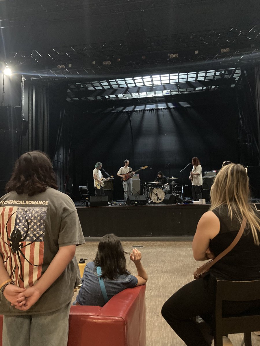 [#CULTURE] Les jeunes patients du Centre Jean Abadie au <a href="/Krakatoa_33/">Krakatoa</a>

Au programme:

👀Découverte et visite commentée des lieux

🎶Immersion au cœur d'une répétition du groupe SIZ

Un moment partagé par les professionnels de santé et les patients du <a href="/CHUBordeaux/">CHU de Bordeaux</a>