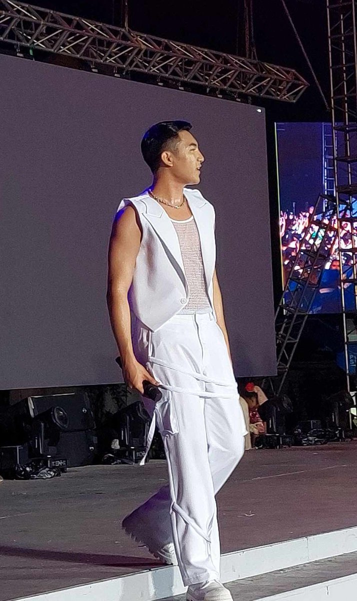 TheDarrenatics2's tweet photo. Some closer shots of Darren during his performance at the Palarong Pambansa 2024 Closing Ceremony in Cebu. 

📸 @DARRENaticsCB

#DARREN @Espanto2001 https://t.co/DXRwIIUM9Y