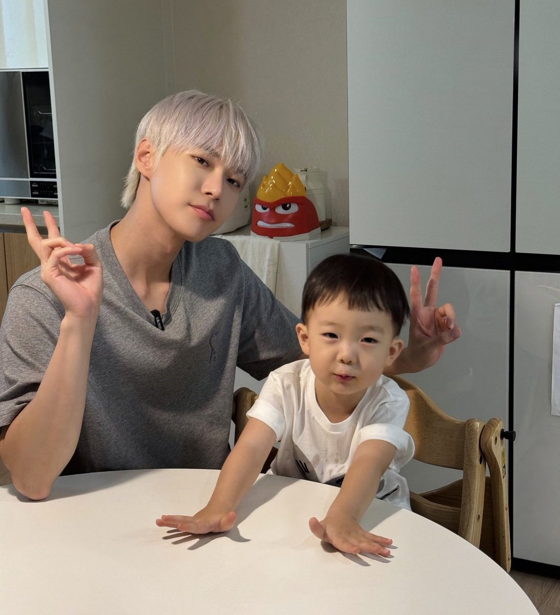 doyounglobal's tweet photo. Doyoung with Baby Taeha 💙 

#DOYOUNG #도영 #ドヨン https://t.co/tMDjE0eR3C