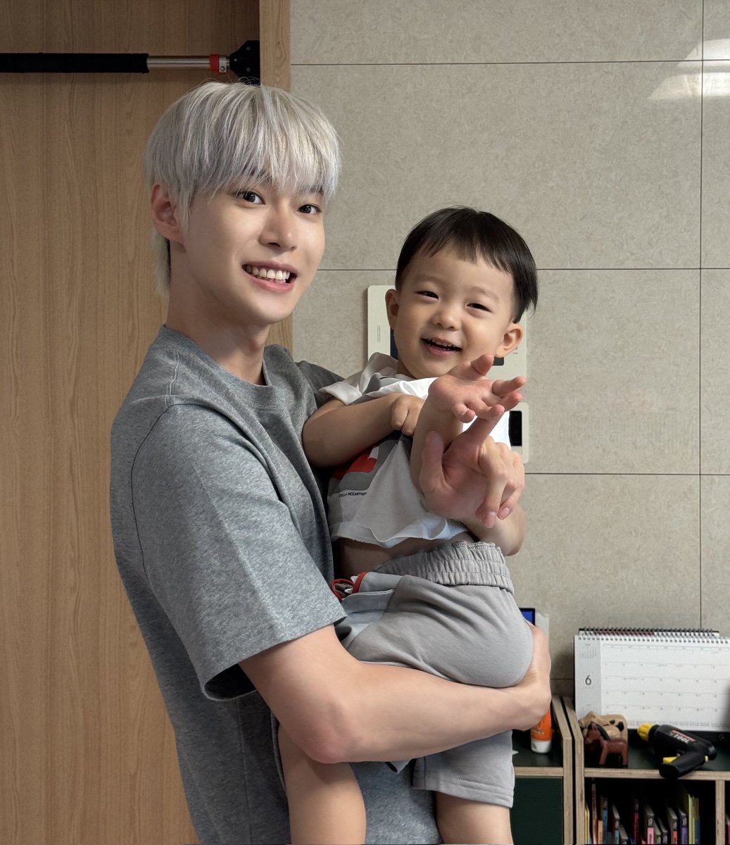 doyounglobal's tweet photo. Doyoung with Baby Taeha 💙 

#DOYOUNG #도영 #ドヨン https://t.co/tMDjE0eR3C