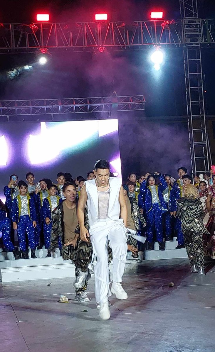 TheDarrenatics2's tweet photo. Some closer shots of Darren during his performance at the Palarong Pambansa 2024 Closing Ceremony in Cebu. 

📸 @DARRENaticsCB

#DARREN @Espanto2001 https://t.co/DXRwIIUM9Y