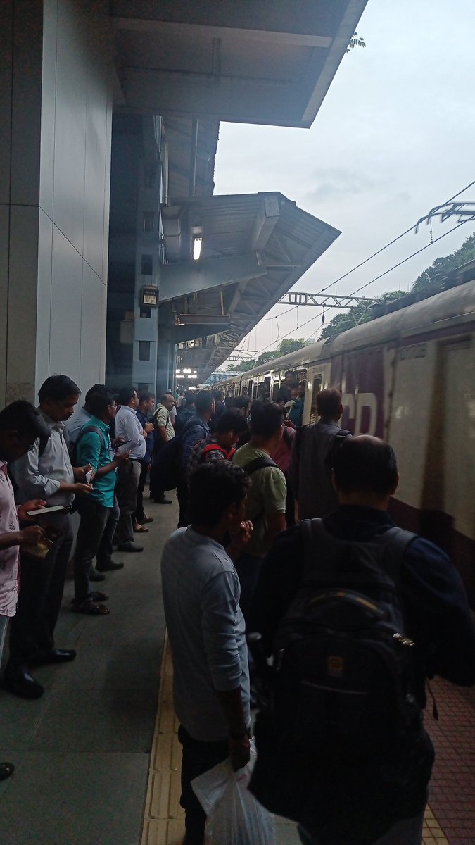 sandeeps_pgp's tweet photo. @Central_Railway : The indicator on Platform No. 3 at Parel Station is not visible unless one goes very close to the indicator as a good part of it is hidden behind the FoB. Can you please get it shifted to the side so that it is visible from far? Thanks. https://t.co/QTH8I82UMn
