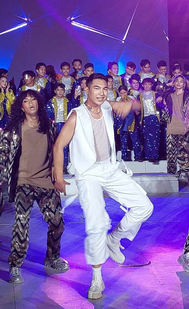 TheDarrenatics2's tweet photo. Some closer shots of Darren during his performance at the Palarong Pambansa 2024 Closing Ceremony in Cebu. 

📸 @DARRENaticsCB

#DARREN @Espanto2001 https://t.co/DXRwIIUM9Y