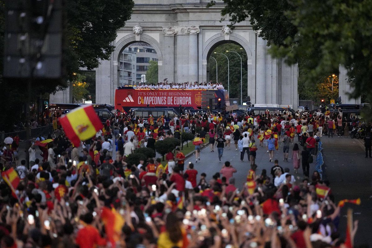 Pedri's tweet photo. FELICIDAD es la palabra que mejor resume lo que vivimos ayer 🤗 Me emocioné celebrando con ustedes la #Euro2024, y lo hago de nuevo al ver las imágenes de las calles llenas de gente feliz de todas las edades. Su cariño lo llevaré en el ❤️ toda la vida. Son, somos, increíbles. SIGAMOS SOÑANDO JUNTOS! 💫 #VamosEspaña @SEFutbol