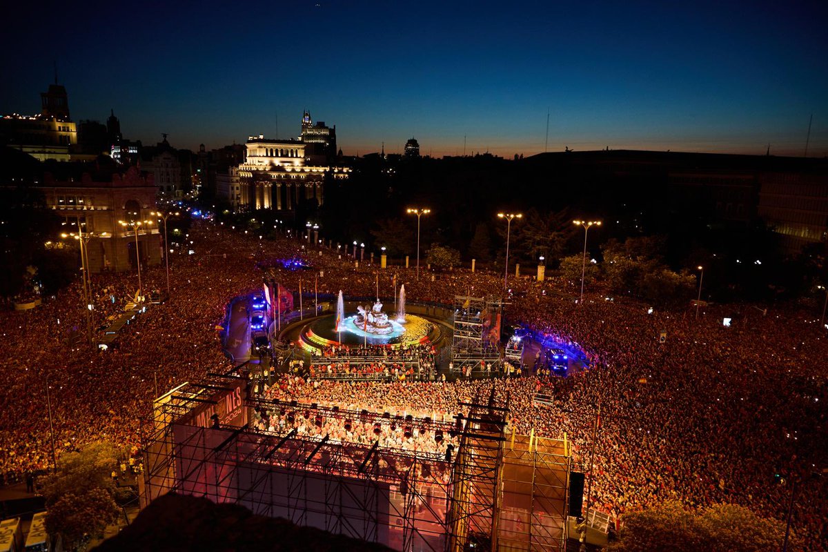 Pedri's tweet photo. FELICIDAD es la palabra que mejor resume lo que vivimos ayer 🤗 Me emocioné celebrando con ustedes la #Euro2024, y lo hago de nuevo al ver las imágenes de las calles llenas de gente feliz de todas las edades. Su cariño lo llevaré en el ❤️ toda la vida. Son, somos, increíbles. SIGAMOS SOÑANDO JUNTOS! 💫 #VamosEspaña @SEFutbol