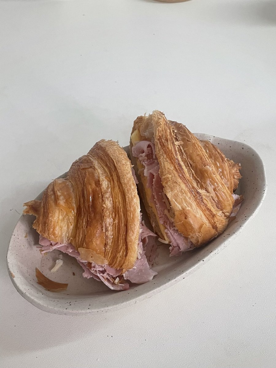 sandwicharchive's tweet photo. 방배동 몬탁, 잠봉뵈르 샌드위치 

버터 풍미가 배로 가득한 크루아상 잠봉뵈르. 바스라지면서 부드러운 식감의 크루아상이 맛있었다. https://t.co/tl9jPoC7i1
